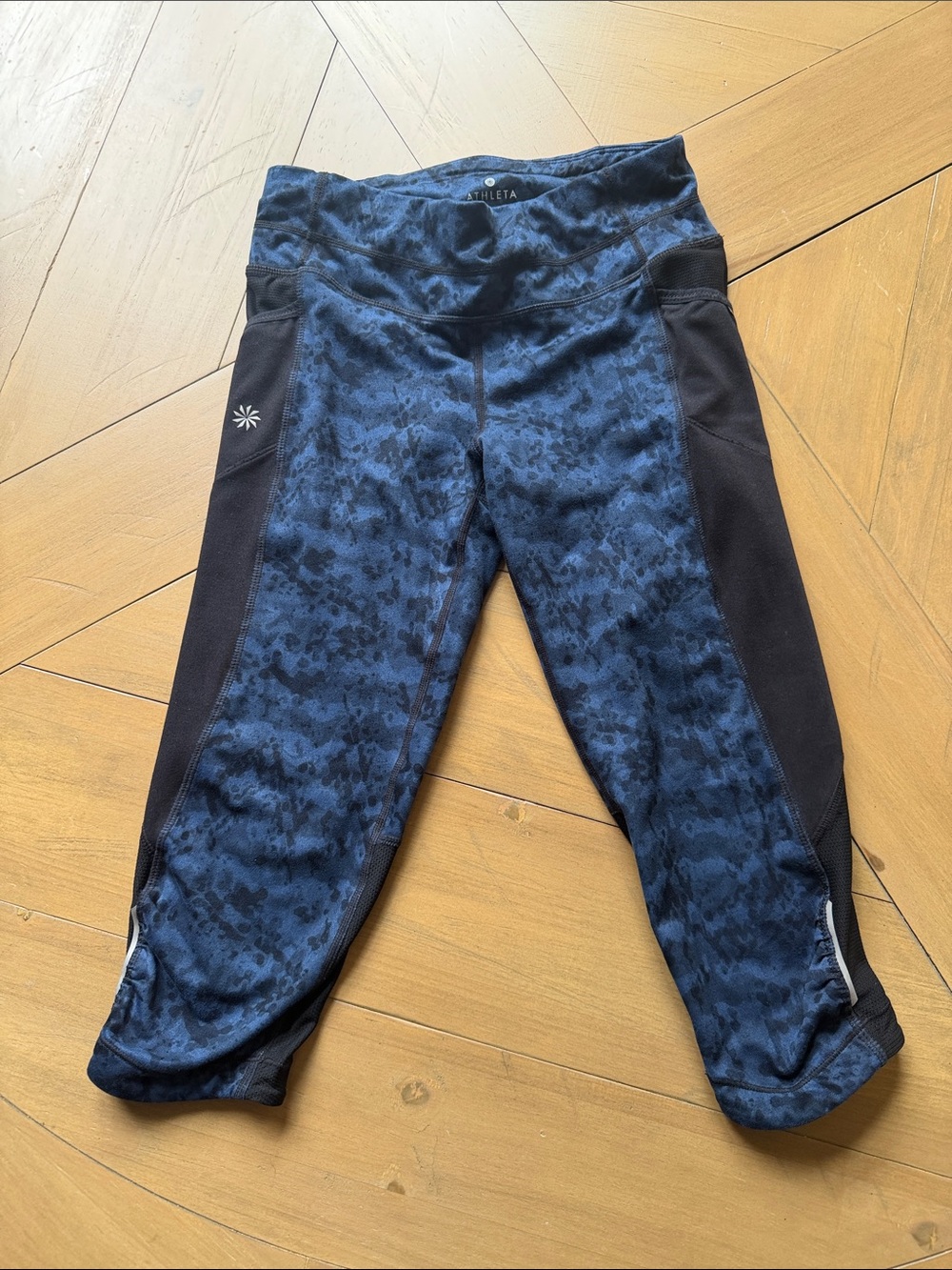 Athleta Navy and Black Patterned Cropped Leggings